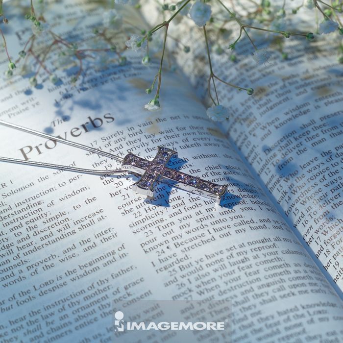 書 十字架 花 正版商業圖片銷售下載 Imagemore富爾特正版圖庫
