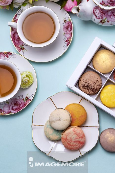 紅茶和許多馬卡龍擺放在桌上正版商業圖片銷售下載 Imagemore富爾特正版圖庫